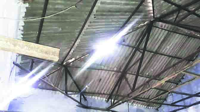 करोड़ों के बजट पर गोलमाल : स्कूल की उदासीनता के चलते टूटी हुई छत के नीचे  बैठकर पढ़ाई करने को मजबूर छात्र