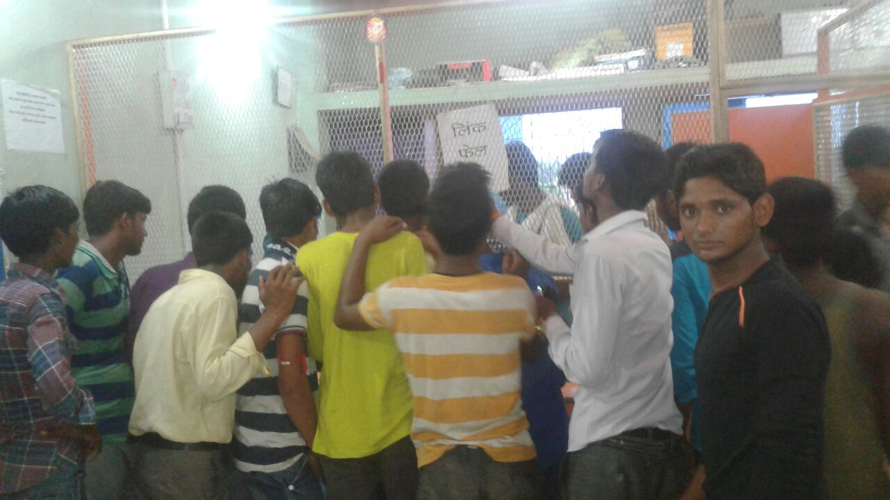 बिहार : नवादा जिले के थाली के SBI के ग्राहक सेवा केंद्र में उपभोक्ताओं के खातों में गड़बड़ी की आशंका 