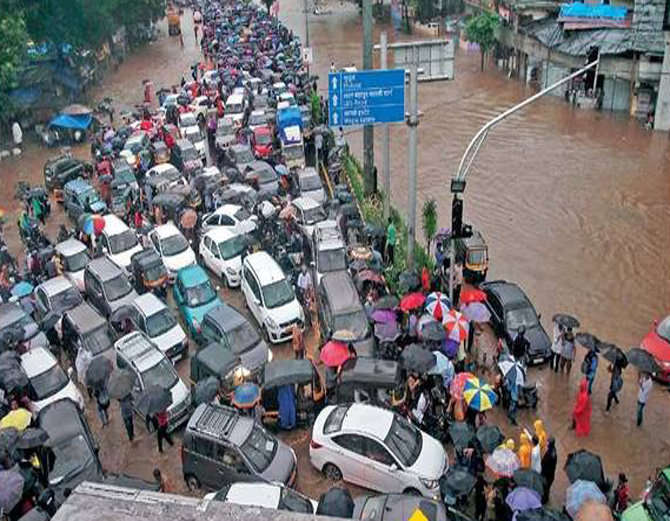 मुंबई में रेड अलर्ट: 9 घंटे में 12 इंच बारिश, 5 की मौत; आज स्कूल-कॉलेज बंद