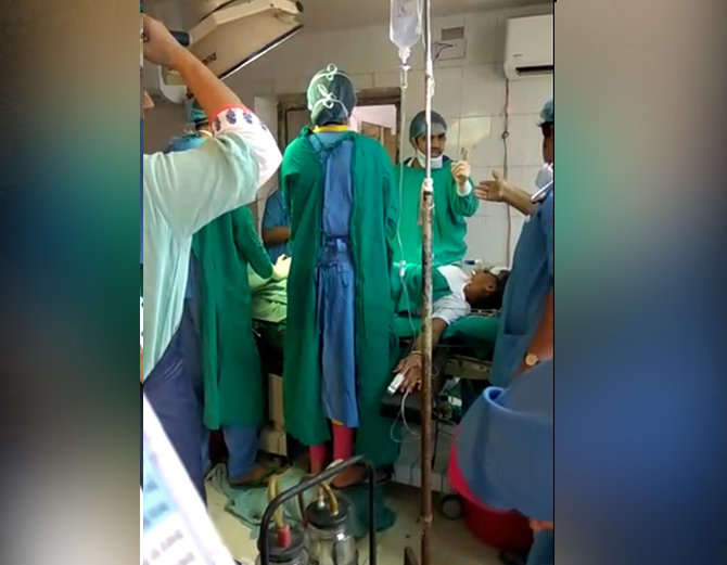 ऑपरेशन के दौरान झगड़े डॉक्टर, बच्ची की पैदा होते ही मौत; वीडियो वायरल