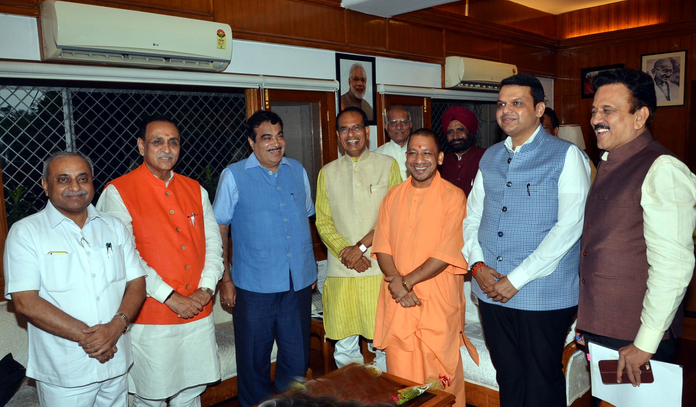 मुख्यमंत्री शिवराज सिंह चौहान ने आज श्रम शक्ति भवन, नई दिल्ली में केन्द्रीय जल संसाधन मंत्री  नितिन गड़करी से भेंट कर केन-बेतवा अन्तर्राज्यीय नदी परियोजना के संबंध में चर्चा की। इस अवसर पर उत्तरप्रदेश, गुजरात और महाराष्ट्र के मुख्यमंत्री भी उपस्थित थे।