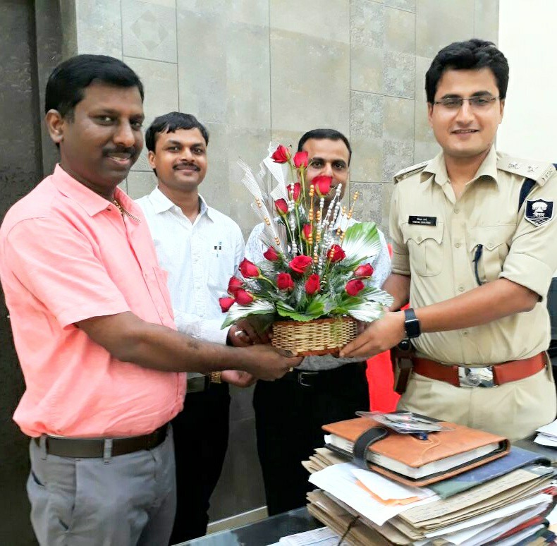पटना (पश्चिम ) के आरक्षी अधीक्षक विशाल शर्मा को पुष्प गुच्छ भेंट करते राजधानी पटना के जाने माने दन्त चिकित्सक सह समाजसेवी डॉ. धर्मेंद्र कुमार 
