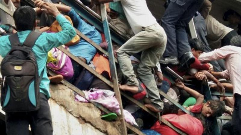मुंबई; एलफिन्स्टन स्टेशन के 106 साल पुराने पुल पर भगदड़, 22 लोगों की मौत 