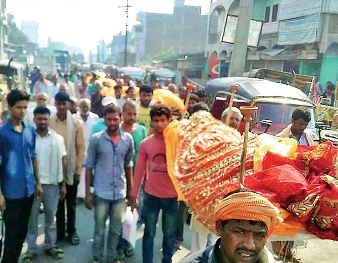 यहां एक साथ उठीं 6 अर्थियां, नहाने के दौरान गंगा में डूबने से हुई थी 7 की मौत