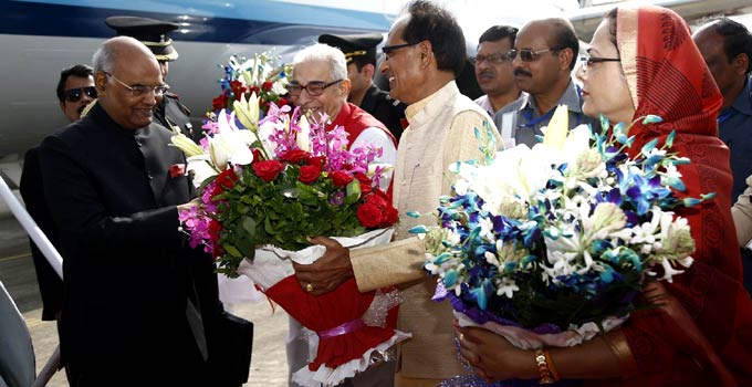 राष्ट्रपति श्री कोविंद का प्रथम प्रदेश आगमन पर हुआ भव्य स्वागत, राज्यपाल श्री कोहली एवं मुख्यमंत्री श्री चौहान ने की अगवानी 