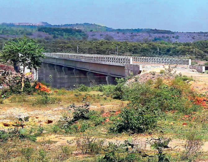 झारखंड में 10 करोड़ से ऐसा पुल बना रहे हैं, जिस तक पहुंचने के लिए रोड ही नहीं