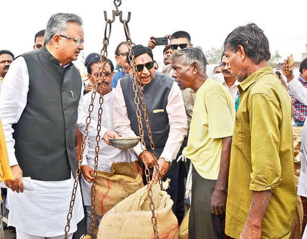 ऐसा था खरीदी का पहले दिन, कई केंद्रों में भीगता रहा सैंकड़ों क्विंटल धान