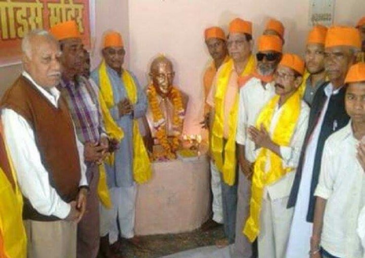 गोडसे स्मारक विवाद: समर्थकों ने रच ली गोडसे की आरती