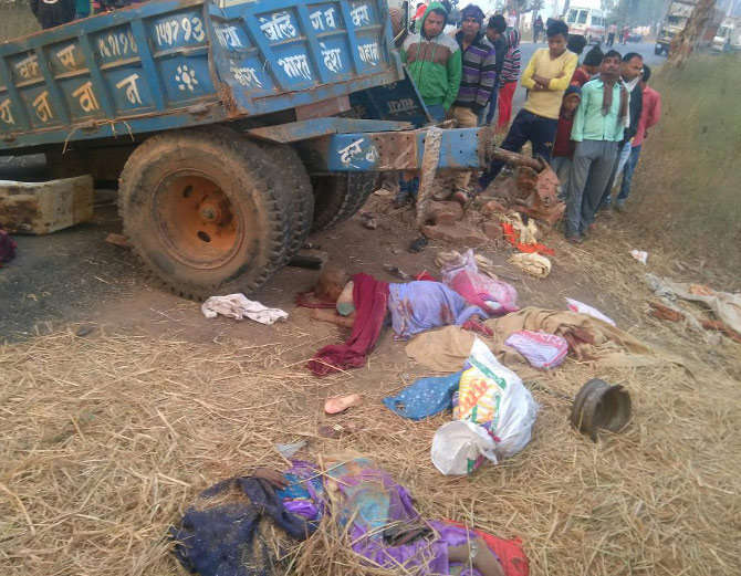 मिर्जापुर के पास ट्रक-ट्रैक्टर की टक्कर में 10 की मौत 