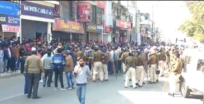 पुलिस की गुंडागर्दी, दुकान में घुसकर मारपीट के विरोध में बाजार बंद