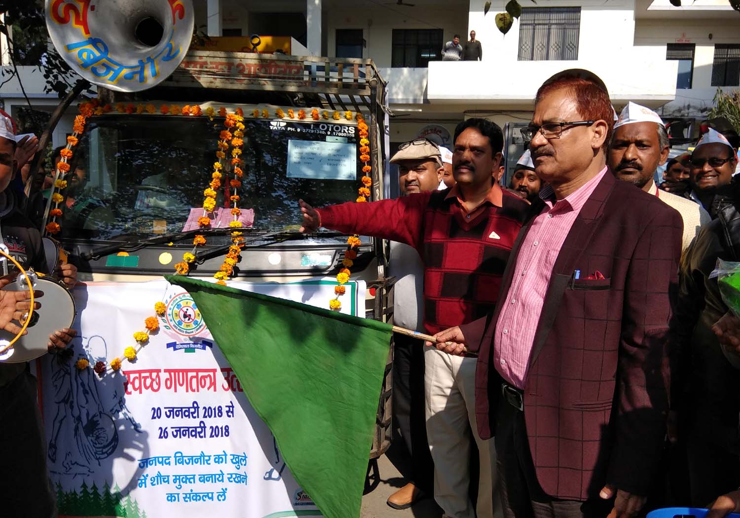 गणतंत्र दिवस स्वच्छता उत्सव सप्ताह, जिलाधिकारी जगतराज ने 11 ब्लाकों के लिए प्रचार वाहनों को हरी झण्डी दिखा कर रवाना किया