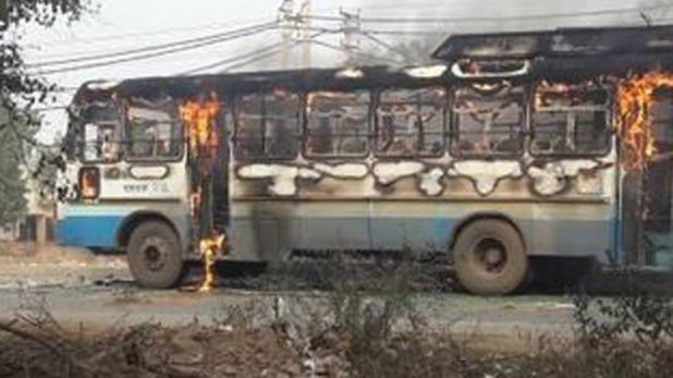 कायरता: पद्मावत के विरोध में स्कूली बस पर हमला, बच्चों पर फेंके पत्थर