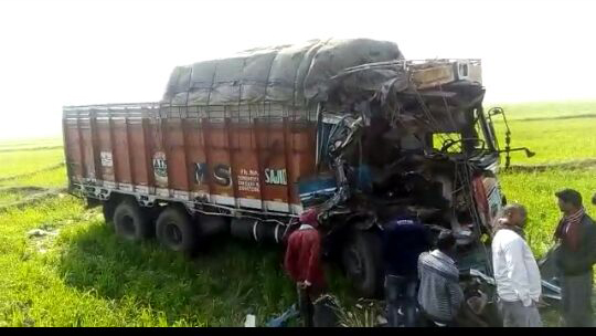 दो ट्रकों के आमने सामने टक्कर में दो ड्राइवर की मौत, मृत ड्राइवर के परिजनों ने पुलिस पर लगाया दो लाख रुपये गायब करने का आरोप 