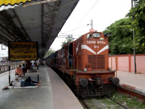 महज 100 रुपए की रिश्वत में बदल जाता है रनिंग ट्रेन का प्लेटफार्म