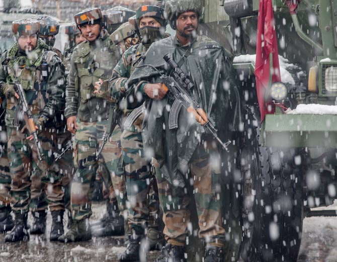 सुंजवान आर्मी कैंप पर हमले में एक और जवान शहीद, श्रीनगर में 30 घंटे से ऑपरेशन जारी