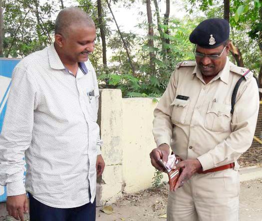  लावारिस हालत में मिले पर्स को लौटाकर यातायात विभाग के एएसआई ने पेश की ईमानदारी की मिसाल