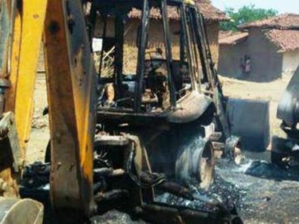 छत्तीसगढ न्यूज़  : नक्सलियों ने JCB वाहनों को जलाया, ठेकेदार की हत्या 