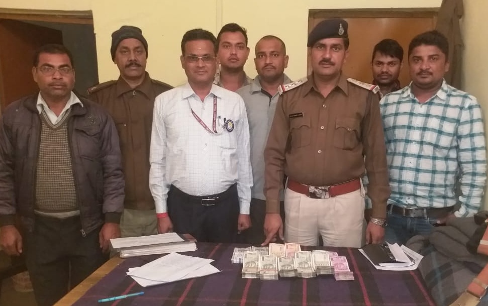  विंध्य नगर पुलिस एवं एसएसटी टीम ने  तेलगवां  बॉर्डर पर  पकड़ा पांच लाख नगद