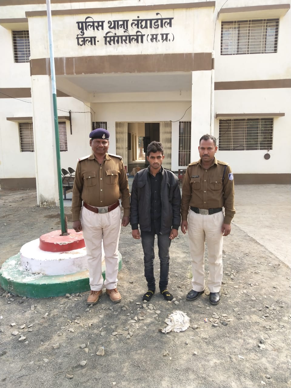  2000 रुपये का इनामी आरोपी को लंघाडोल थाना प्रभारी ने किया गिरफ्तार..