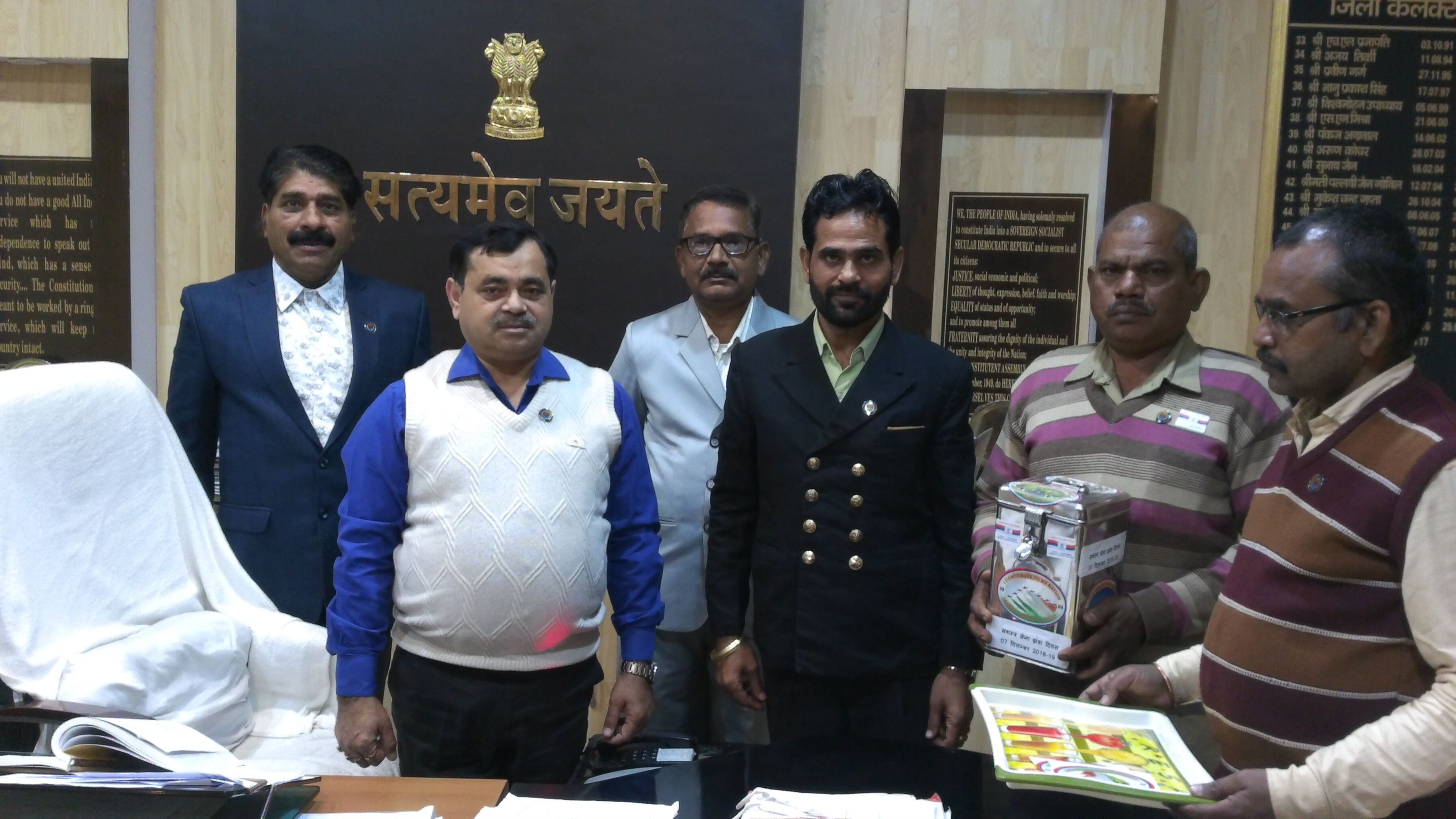 कलेक्टर एवं पुलिस अधीक्षक सहित अधिकारियों को लगाए गए झण्डे