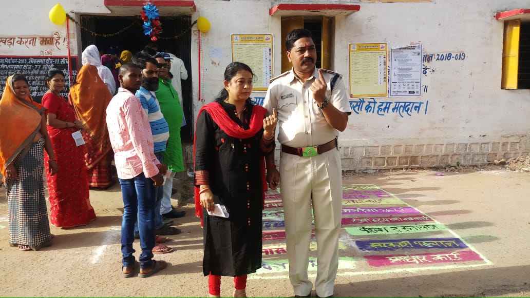 शांतिपूर्ण ढंग से जिले में मतदान प्रारंभ, बूथों में लगी लंबी कतार