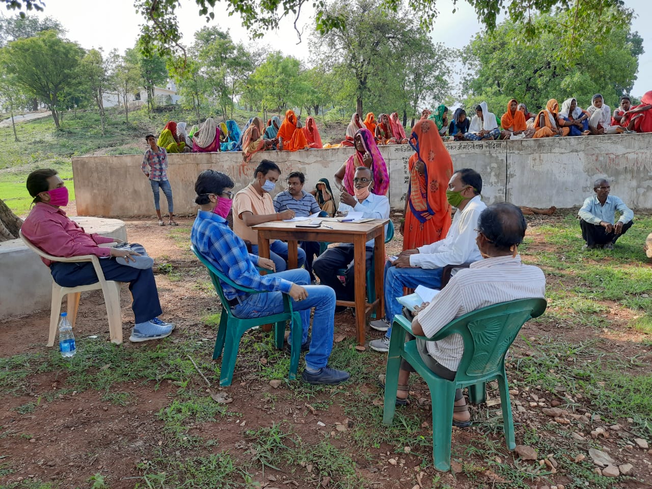  आरोपी सरपंच के पति तथा भ्रष्टाचारी उपयंत्री कर रहे नौढिया ग्राम पंचायत की जांच