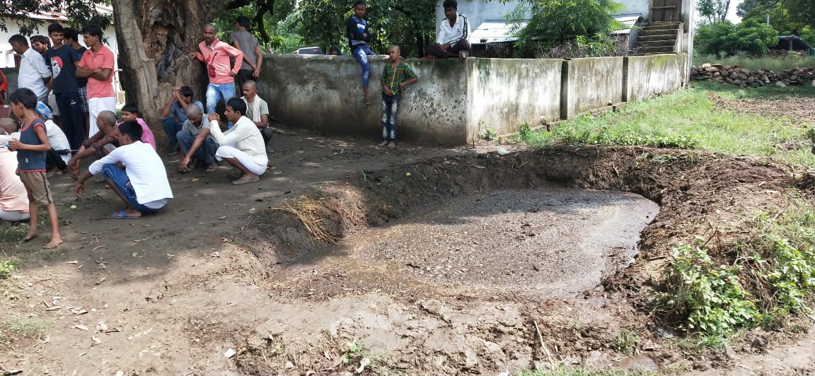 बालिका के गोबर के गड्ढे में गिरने से मौत, दो की हालत गंभीर