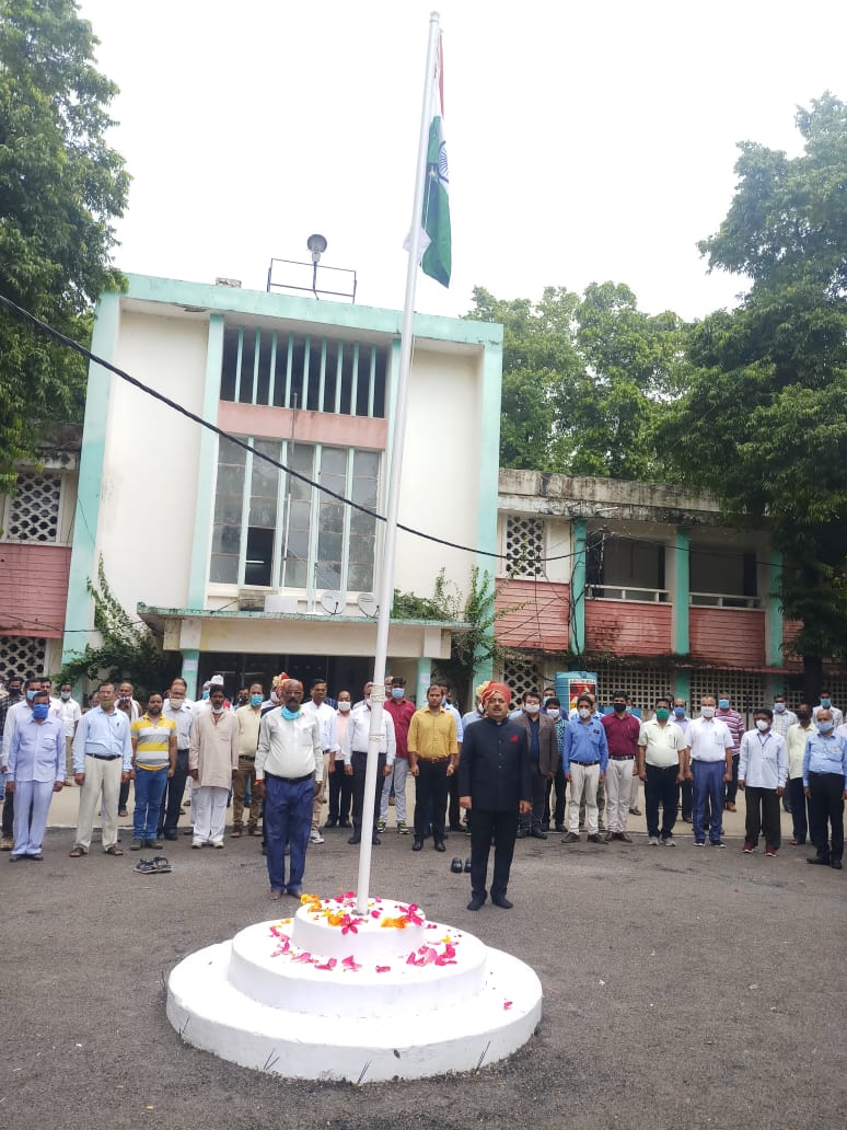 कलेक्टर श्री चौधरी ने किया ध्वजारोहण ------ जिला वासियों को दी स्वतंत्रता दिवस की शुभकामनाएं