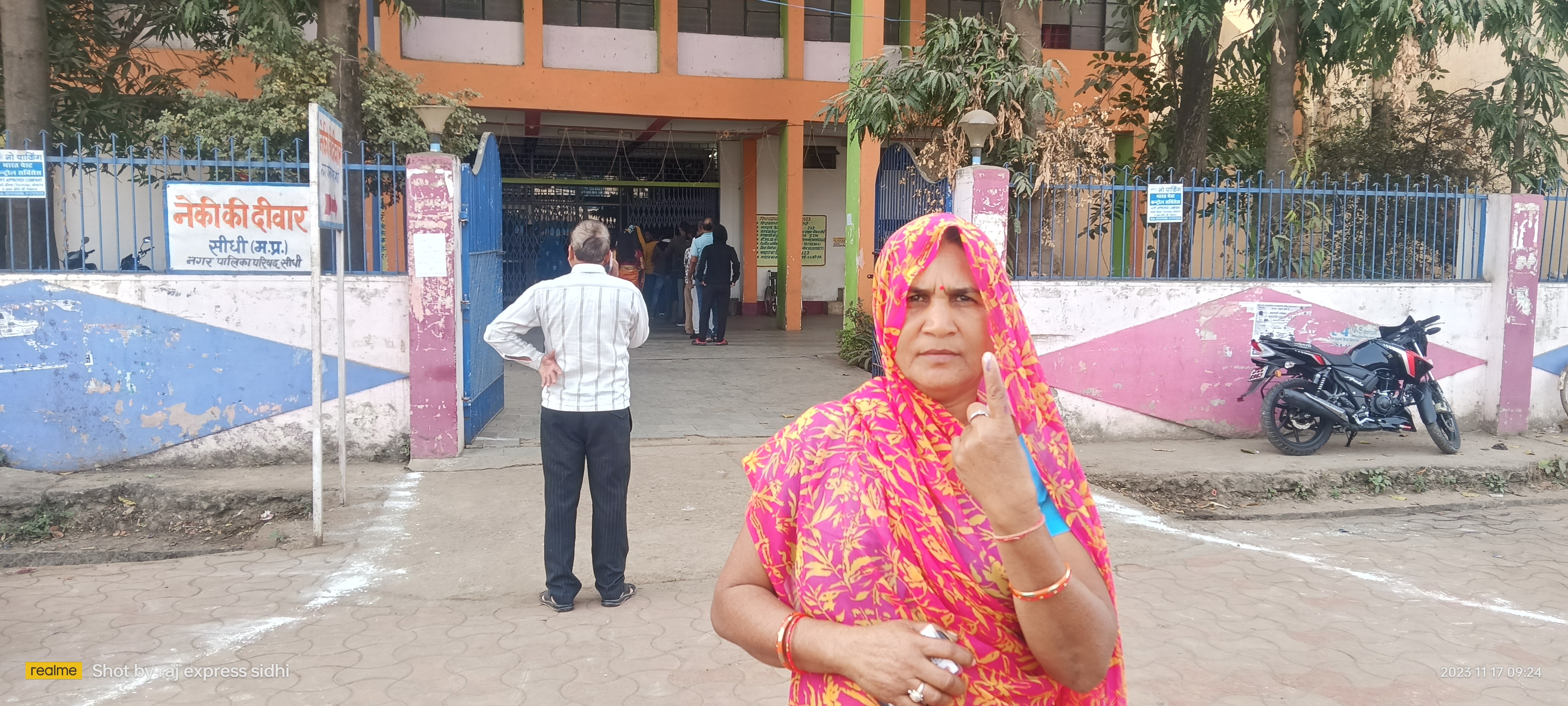सीधी जिले में शांतिपूर्ण ढंग से मतदान जारी, महज 2 घंटे में हुई बंपर वोटिंग